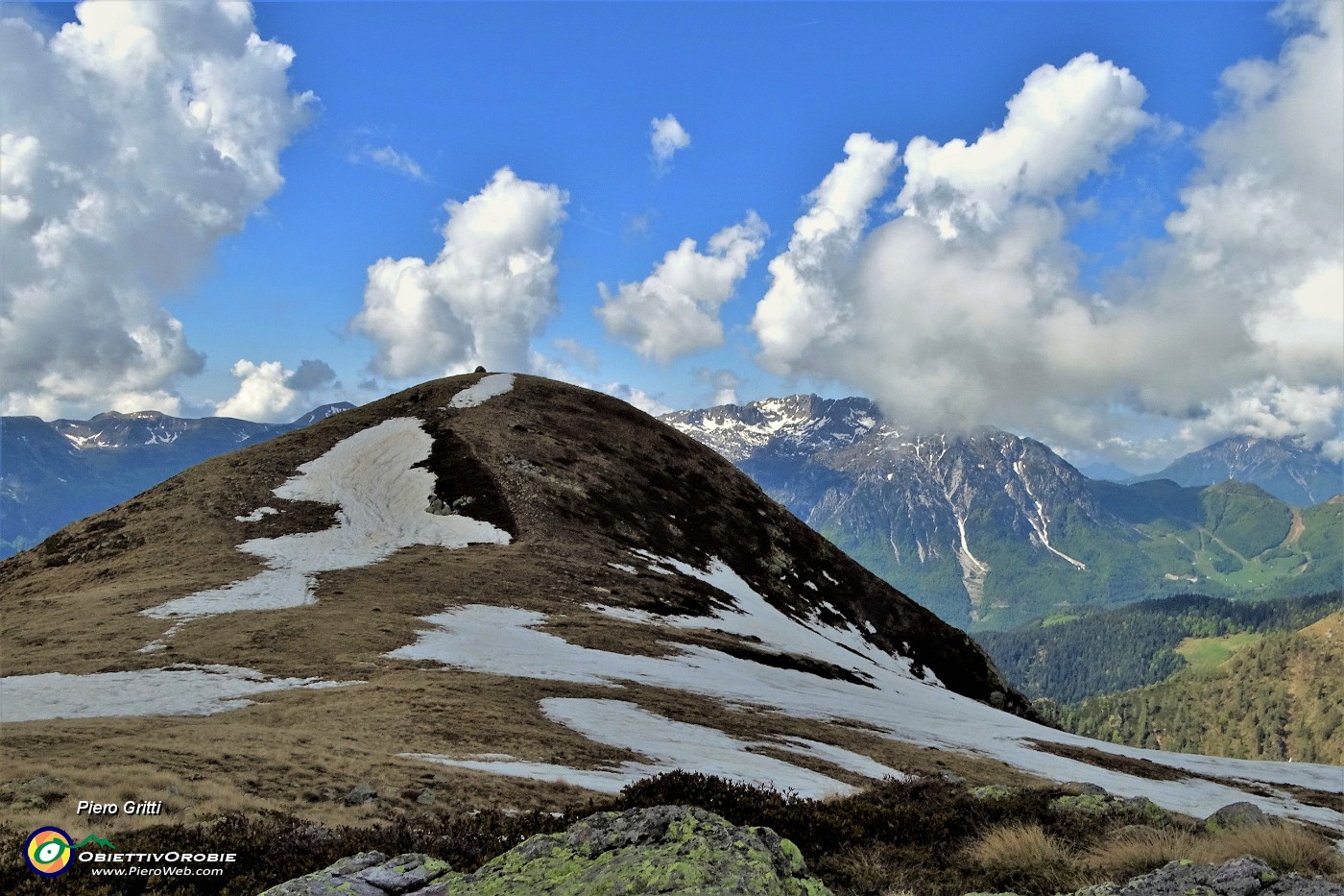 62 La tonda cupoletta del Monte Avaro (2080 m).JPG